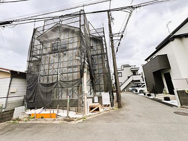 前面道路を含めた現地写真です。