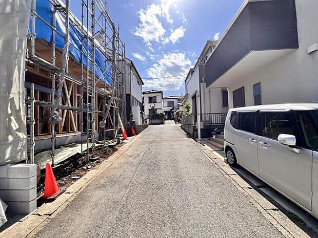 前面道路を含めた現地写真です。