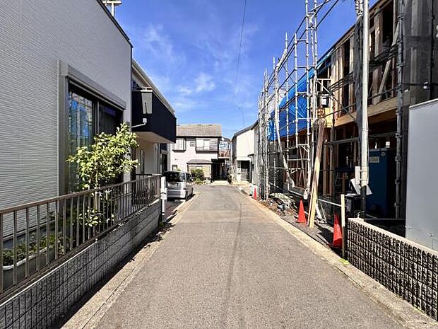 前面道路を含めた現地写真です。