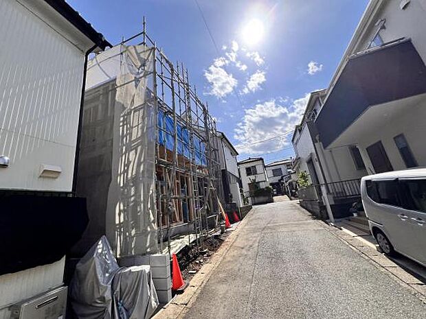 前面道路を含めた現地写真です。