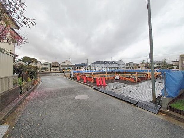 前面道路を含めた現地写真です。
