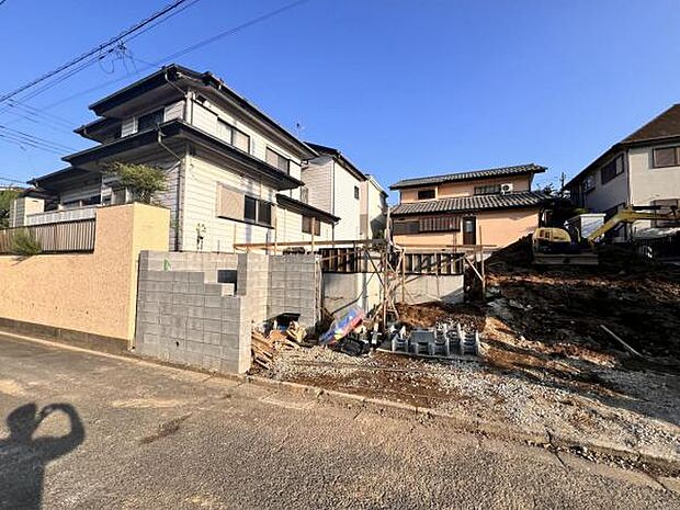 前面道路を含めた現地写真です。