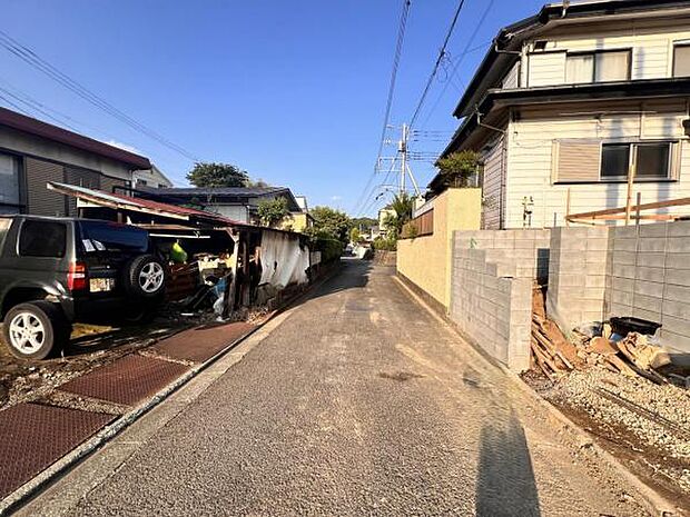 前面道路を含めた現地写真です。