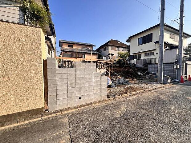 前面道路を含めた現地写真です。