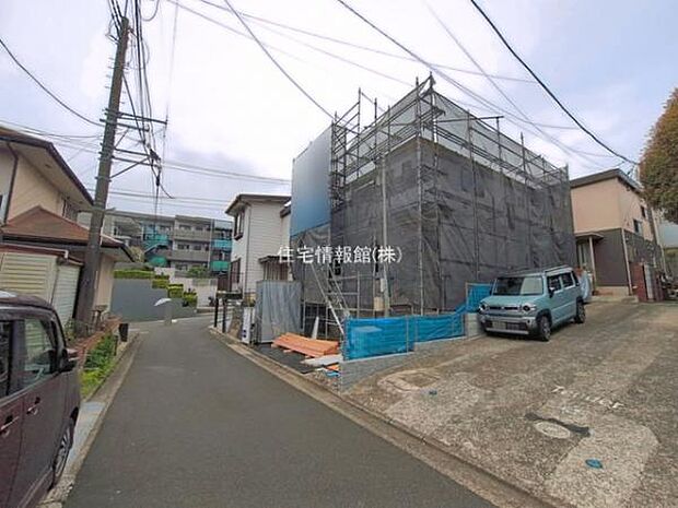 前面道路を含めた現地写真です。