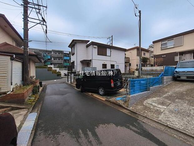 前面道路を含めた現地写真です。