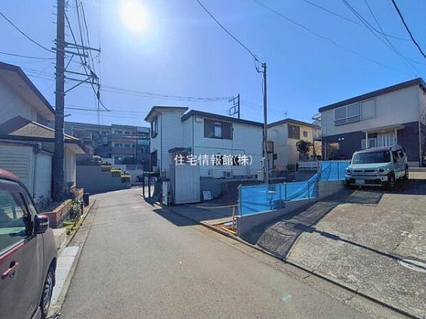 前面道路を含めた現地写真です。