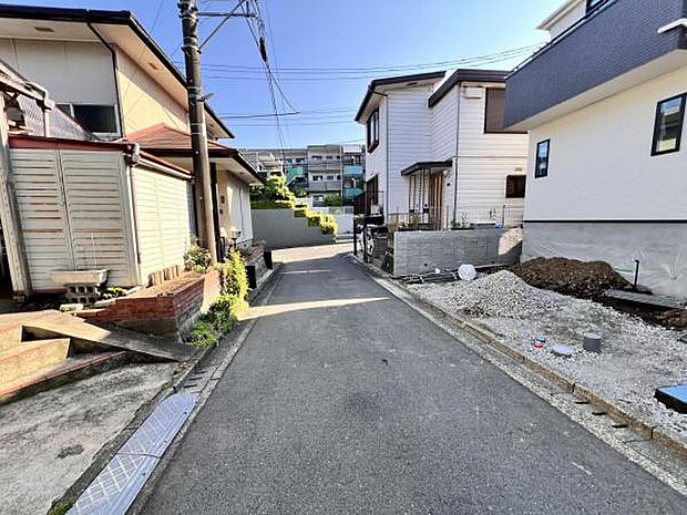 前面道路を含めた現地写真です。