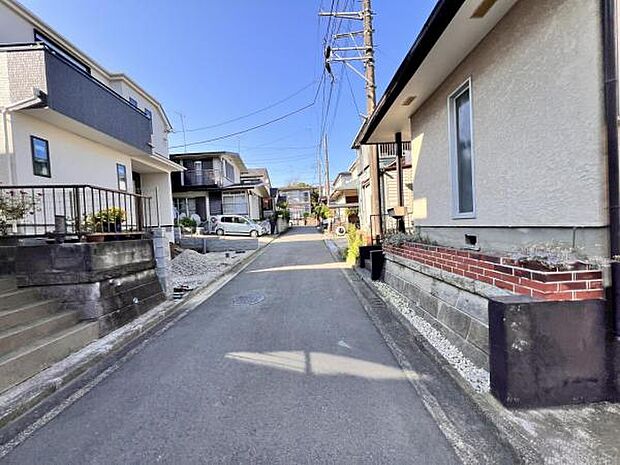 前面道路を含めた現地写真です。