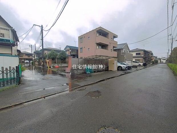 前面道路を含めた現地写真です。