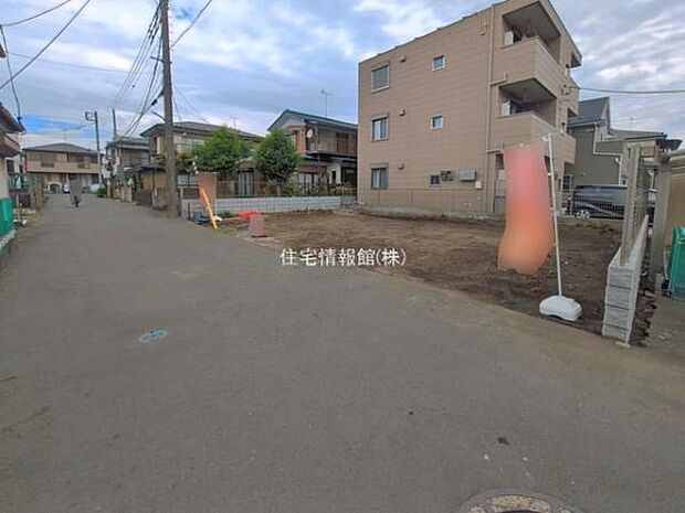 前面道路を含めた現地写真です。