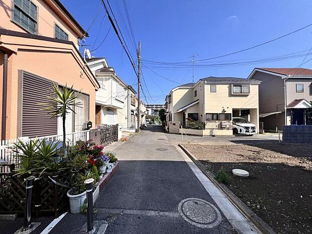 前面道路を含めた現地写真です。