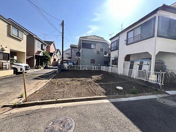 前面道路を含めた現地写真です。