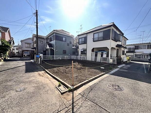前面道路を含めた現地写真です。
