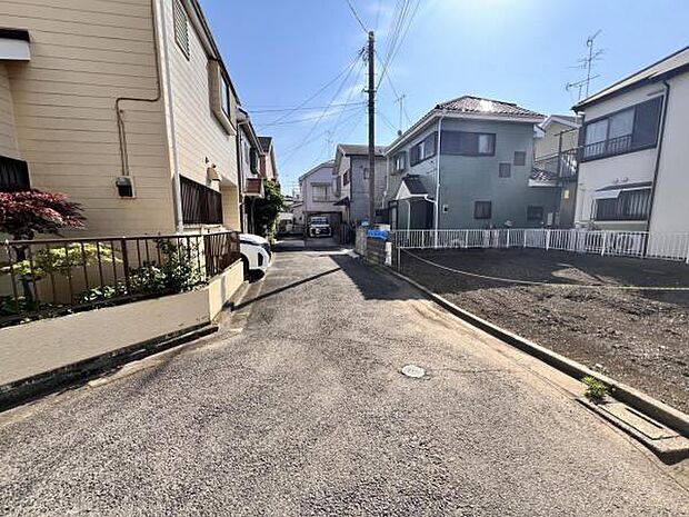 前面道路を含めた現地写真です。