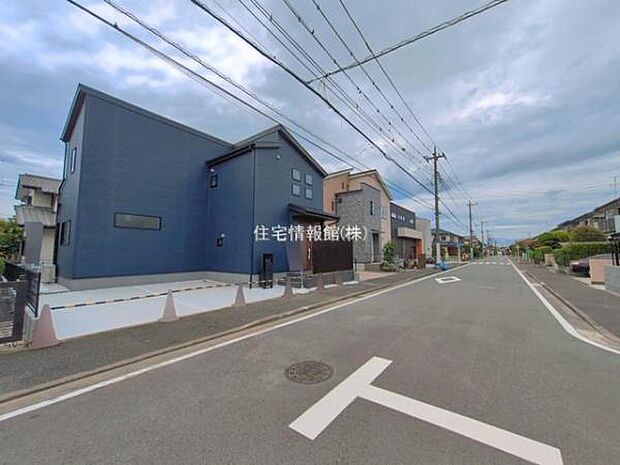 前面道路を含めた現地写真です。