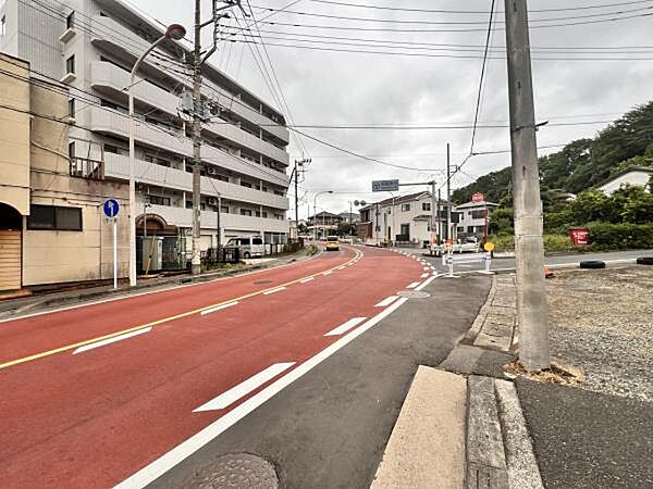 前面道路を含めた現地写真です。
