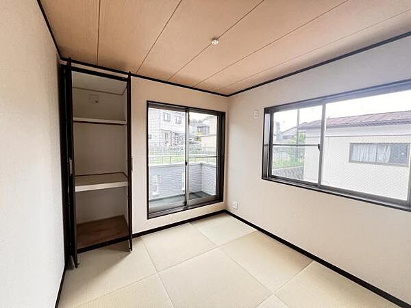 和室スペースです。畳のお部屋は寛げる空間ですね。