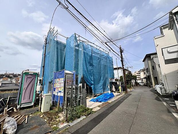 前面道路を含めた現地写真です。