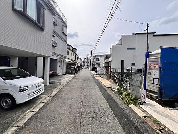 前面道路を含めた現地写真です。