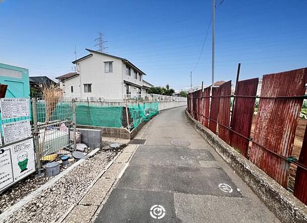 前面道路を含めた現地写真です。
