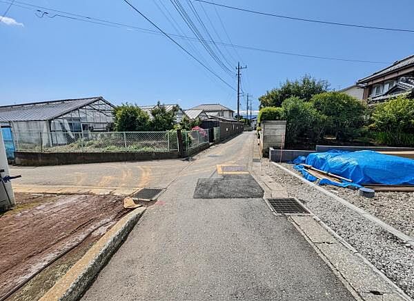 前面道路を含めた現地写真です。