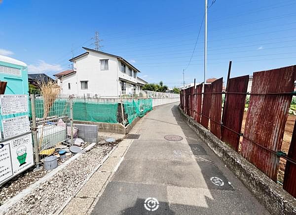 前面道路を含めた現地写真です。