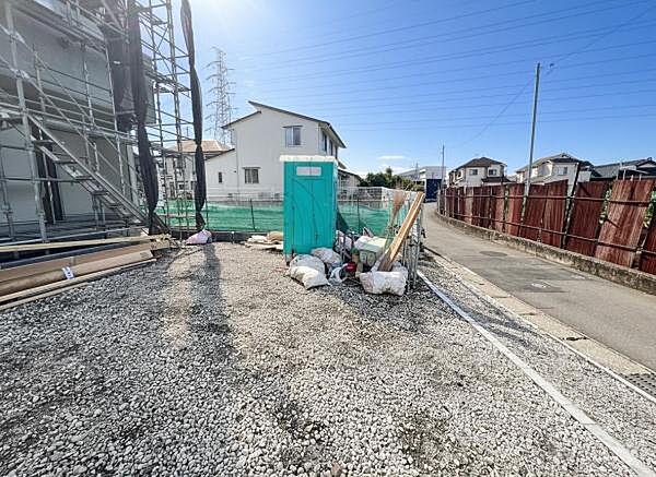 前面道路を含めた現地写真です。