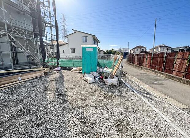 前面道路を含めた現地写真です。