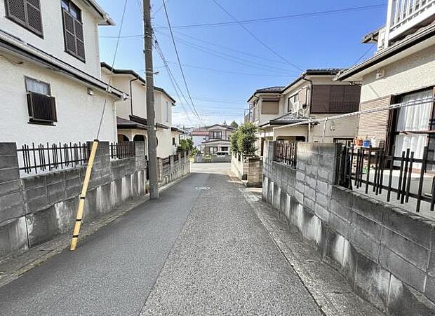 前面道路を含めた現地写真です。
