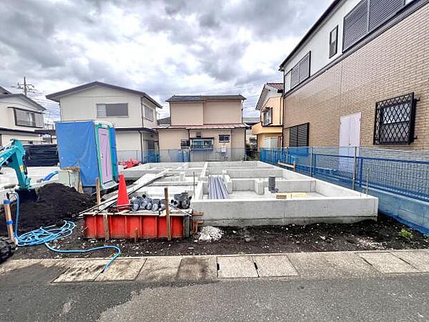 前面道路を含めた現地写真です。