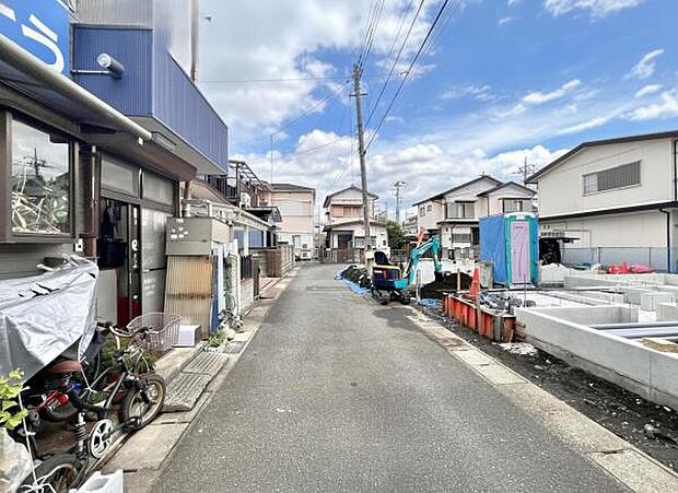 前面道路を含めた現地写真です。