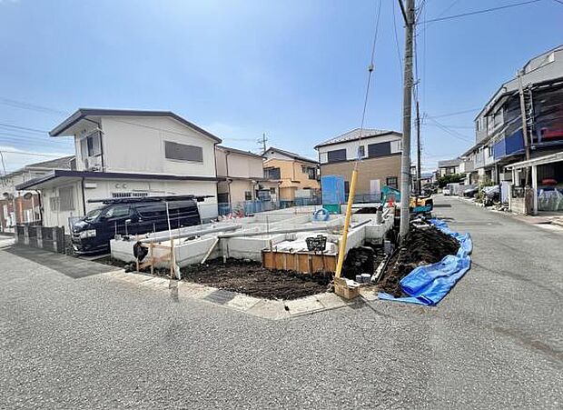 前面道路を含めた現地写真です。