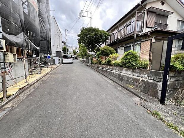 前面道路を含めた現地写真です。