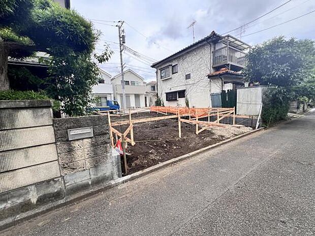 前面道路を含めた現地写真です。