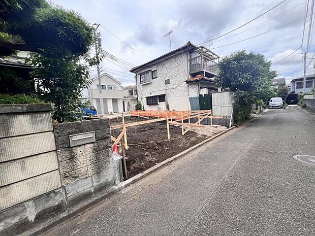 前面道路を含めた現地写真です。