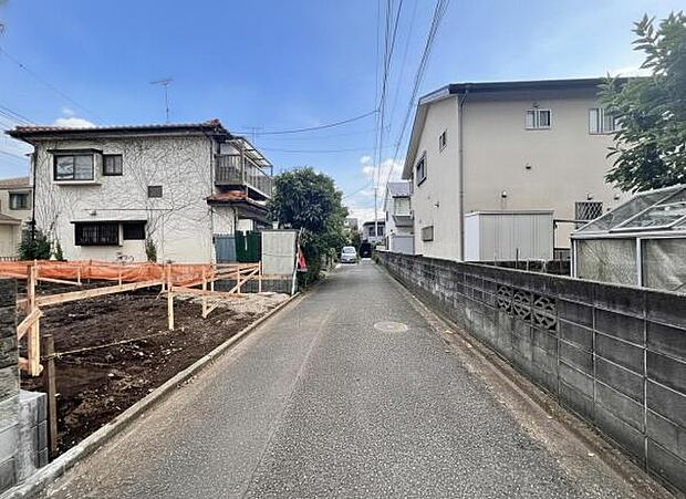 前面道路を含めた現地写真です。