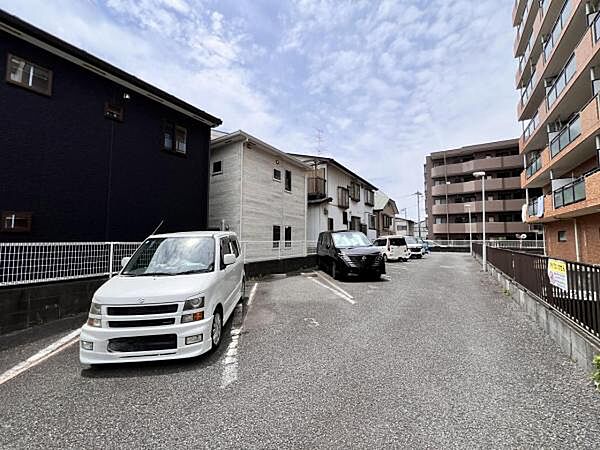 駐車場ももちろん完備しておりますのでお車所有の方にも心強いです。