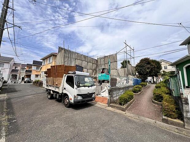前面道路を含めた現地写真です。