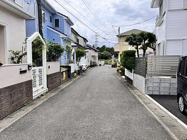 前面道路を含めた現地写真です。