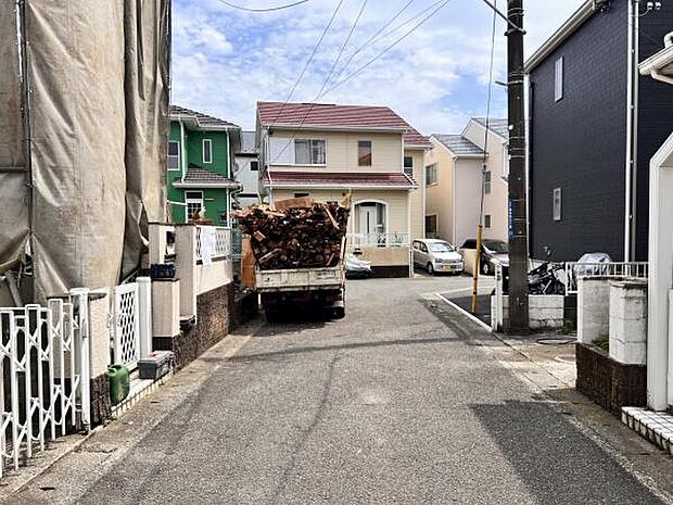 前面道路を含めた現地写真です。