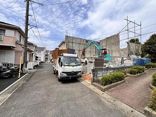 前面道路を含めた現地写真です。