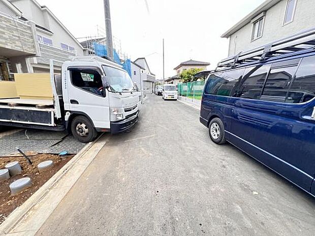 前面道路を含めた現地写真です。