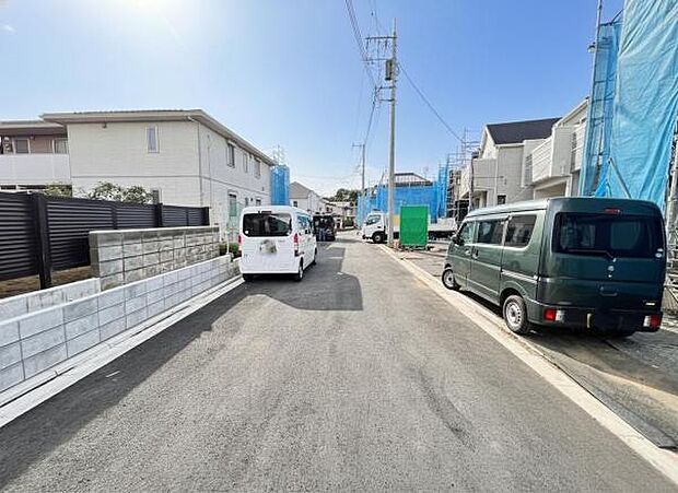 前面道路を含めた現地写真です。