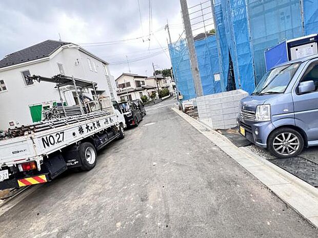 前面道路を含めた現地写真です。