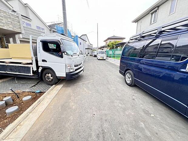 前面道路を含めた現地写真です。