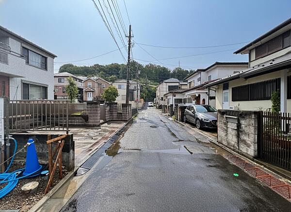 前面道路を含めた現地写真です。