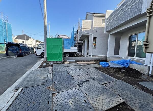 前面道路を含めた現地写真です。