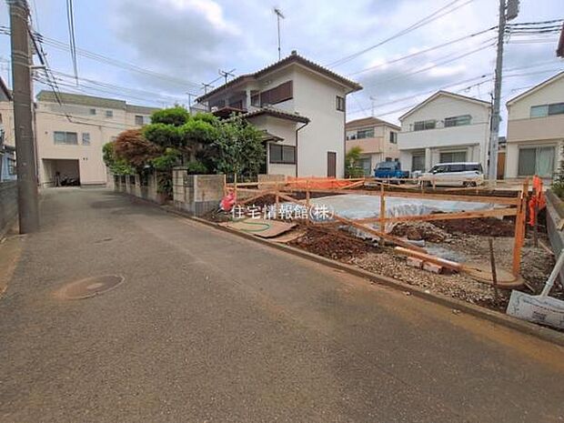 前面道路を含めた現地写真です。