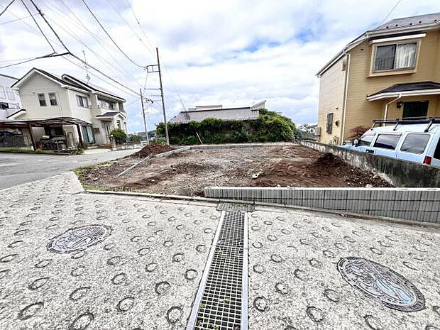 前面道路を含めた現地写真です。